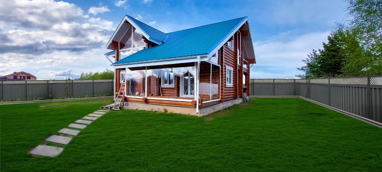 Мягкие окна на веранде загородного дома в Куровском