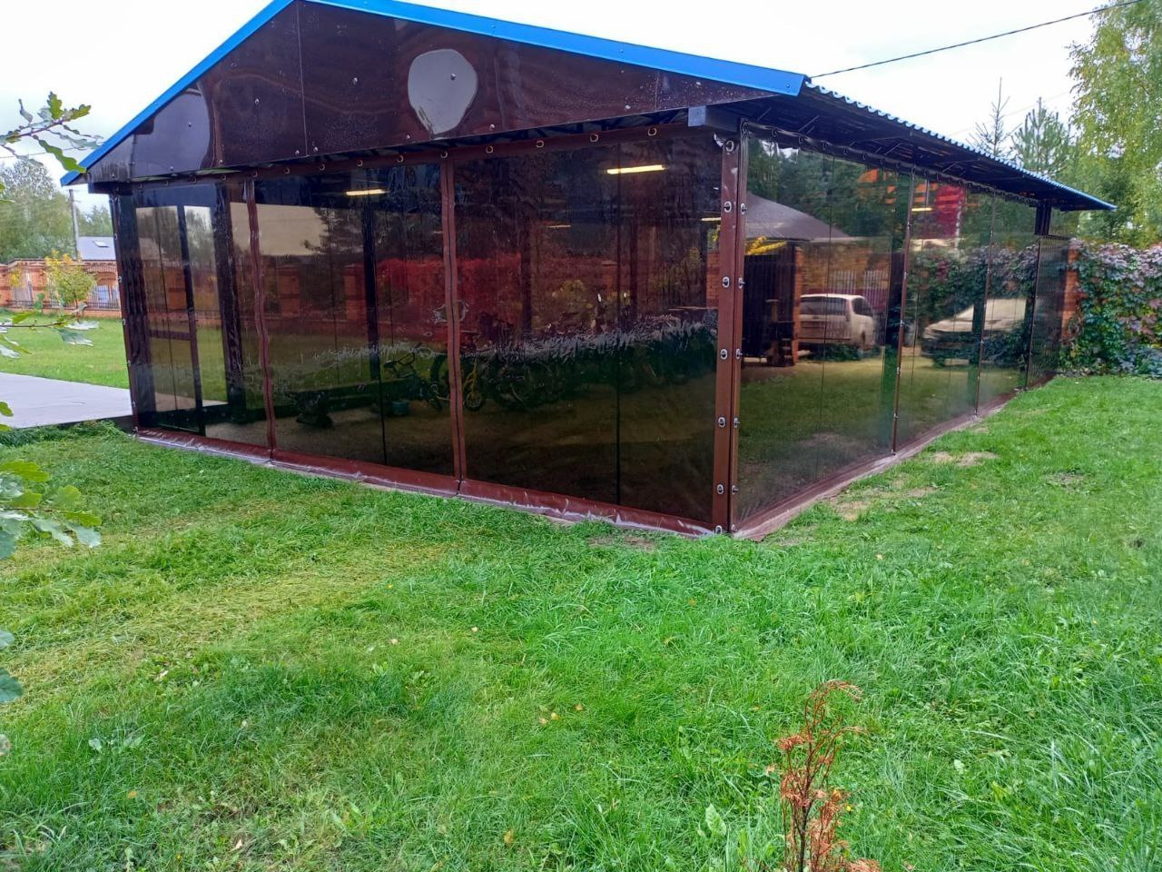 Тонированные мягкие окна ПВХ на садовой беседке в Куровском
