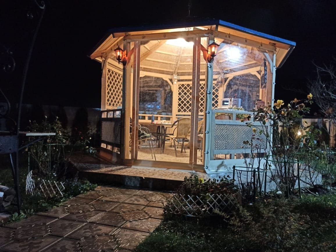 Мягкие окна ПВХ на освещенной садовой беседке в Куровском